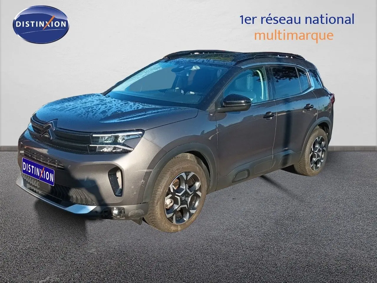 Citroën C5 Aircross gris platinium métal en 3/4 avant droit avec jantes noires et toit noir contrasté.