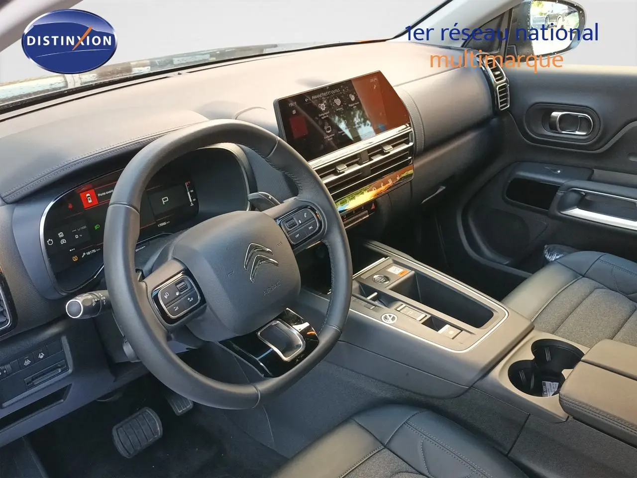 Vue intérieure côté conducteur du Citroën C5 Aircross gris platinium, avec tableau de bord numérique et volant cuir noir.