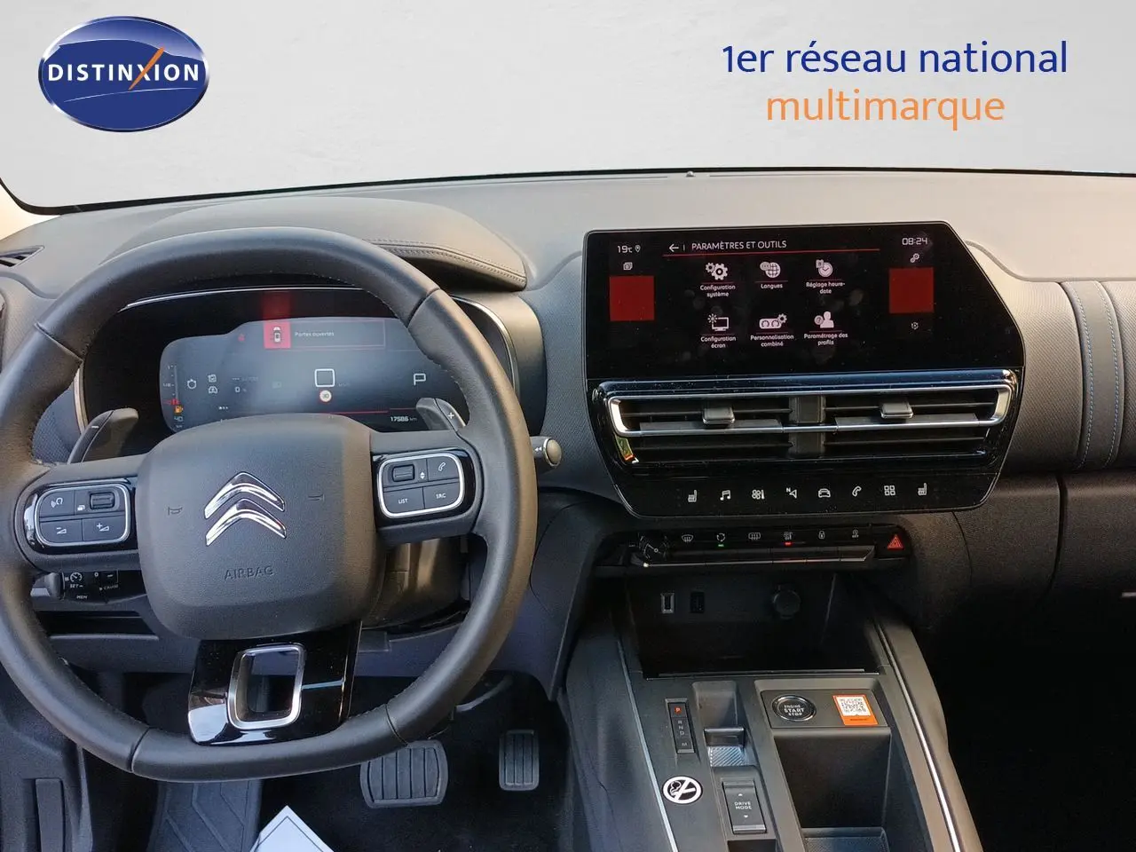 Vue intérieure du poste de conduite du Citroën C5 Aircross gris platinium, avec volant multifonction et écran tactile central.