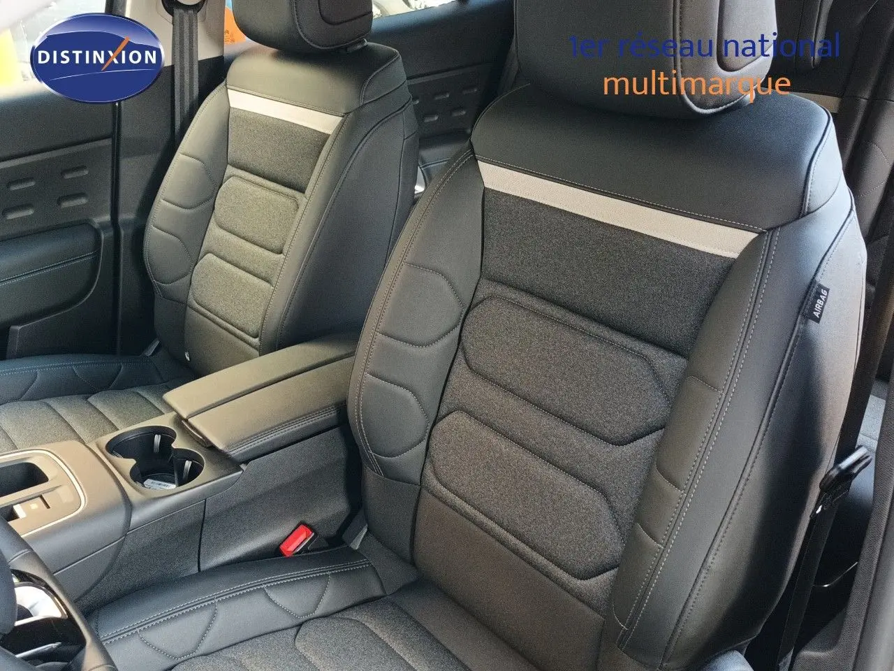Vue rapprochée des sièges avant en tissu et cuir noir du Citroën C5 Aircross 2025, intérieur moderne et soigné.