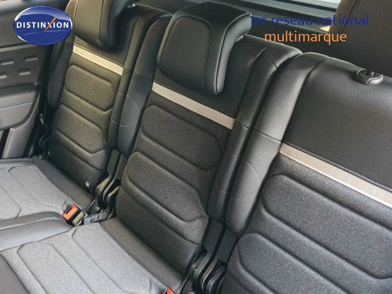 Vue rapprochée des sièges arrière en tissu et cuir noir du Citroën C5 Aircross 2025 gris platinium métal.