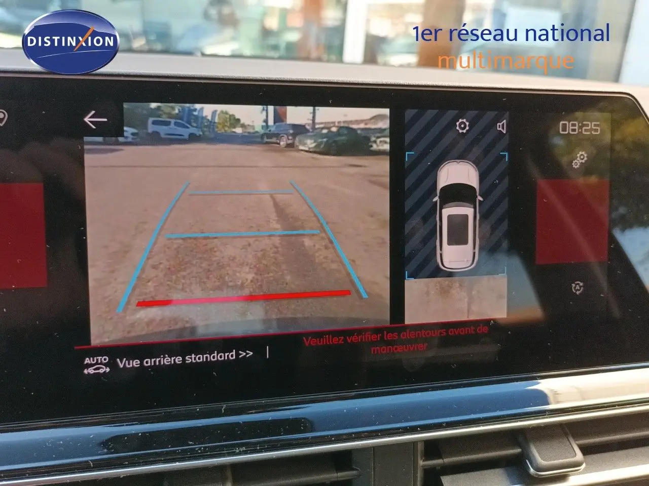 Écran multimédia montrant la caméra de recul et l’aide au stationnement du Citroën C5 Aircross gris platinium 2025.
