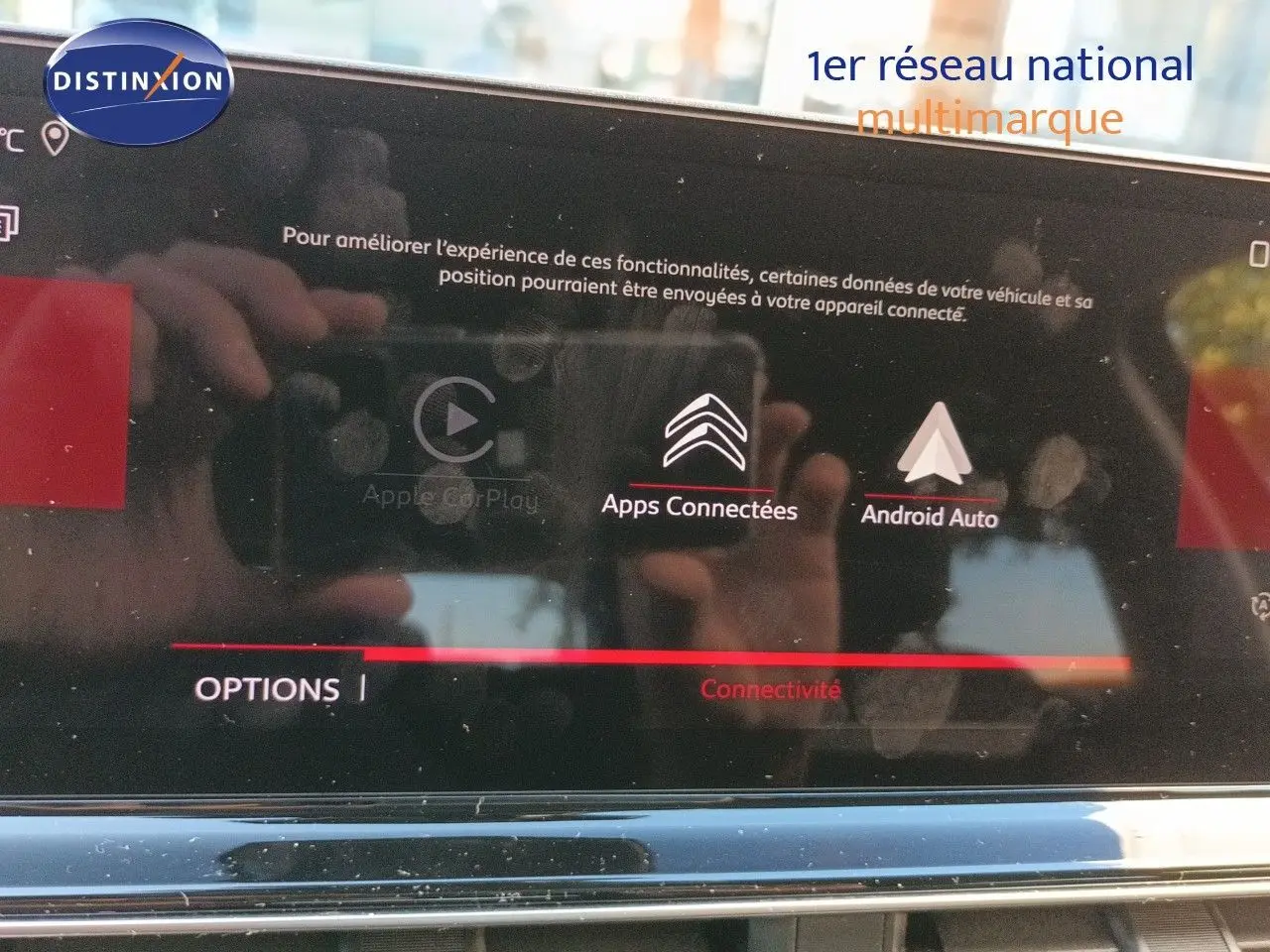 Écran tactile central du Citroën C5 Aircross gris platinium, affichant les options de connectivité Apple CarPlay et Android Auto.