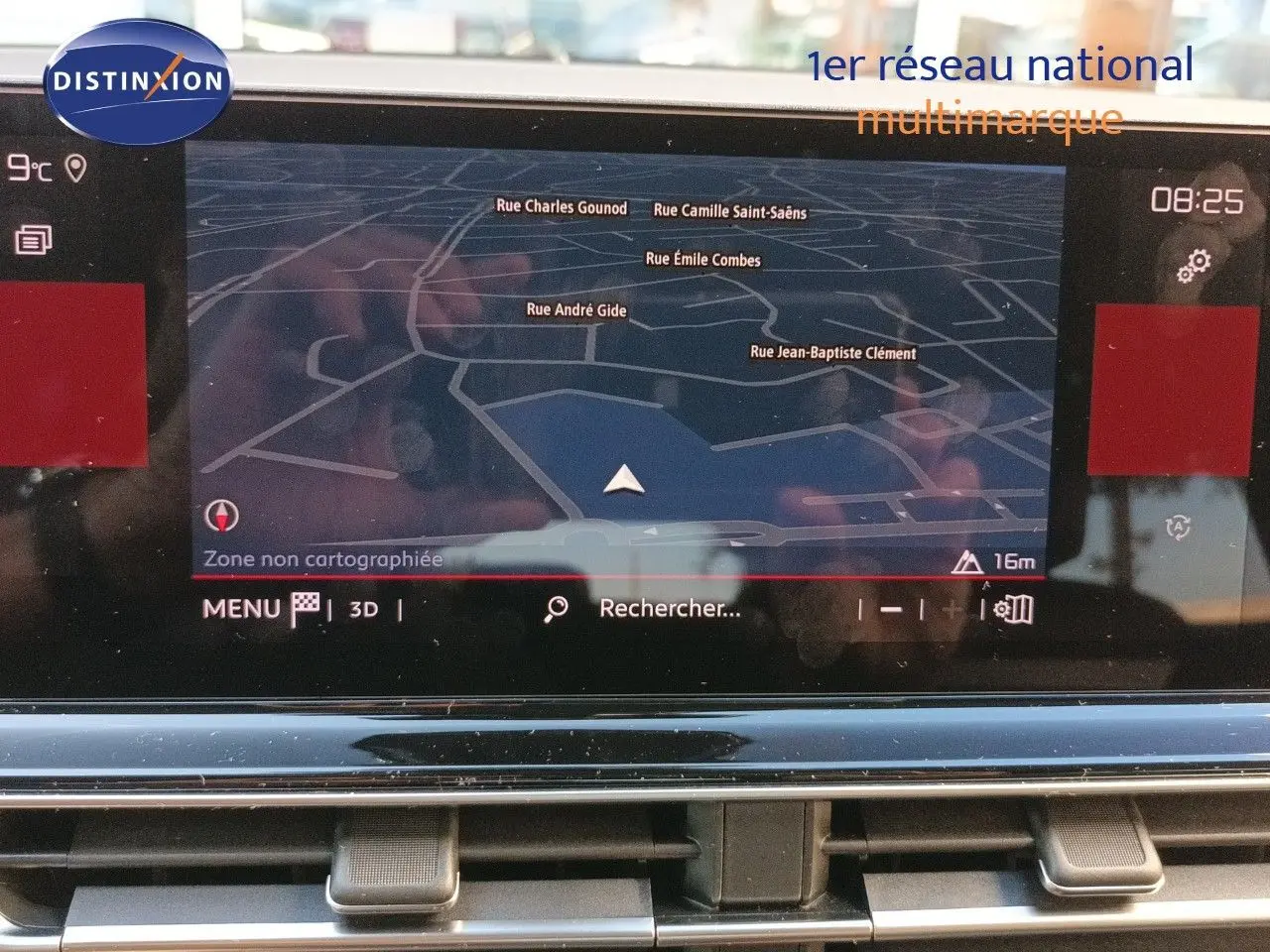 Écran tactile central du Citroën C5 Aircross 2025 gris platinium, affichant la navigation GPS en mode 3D.