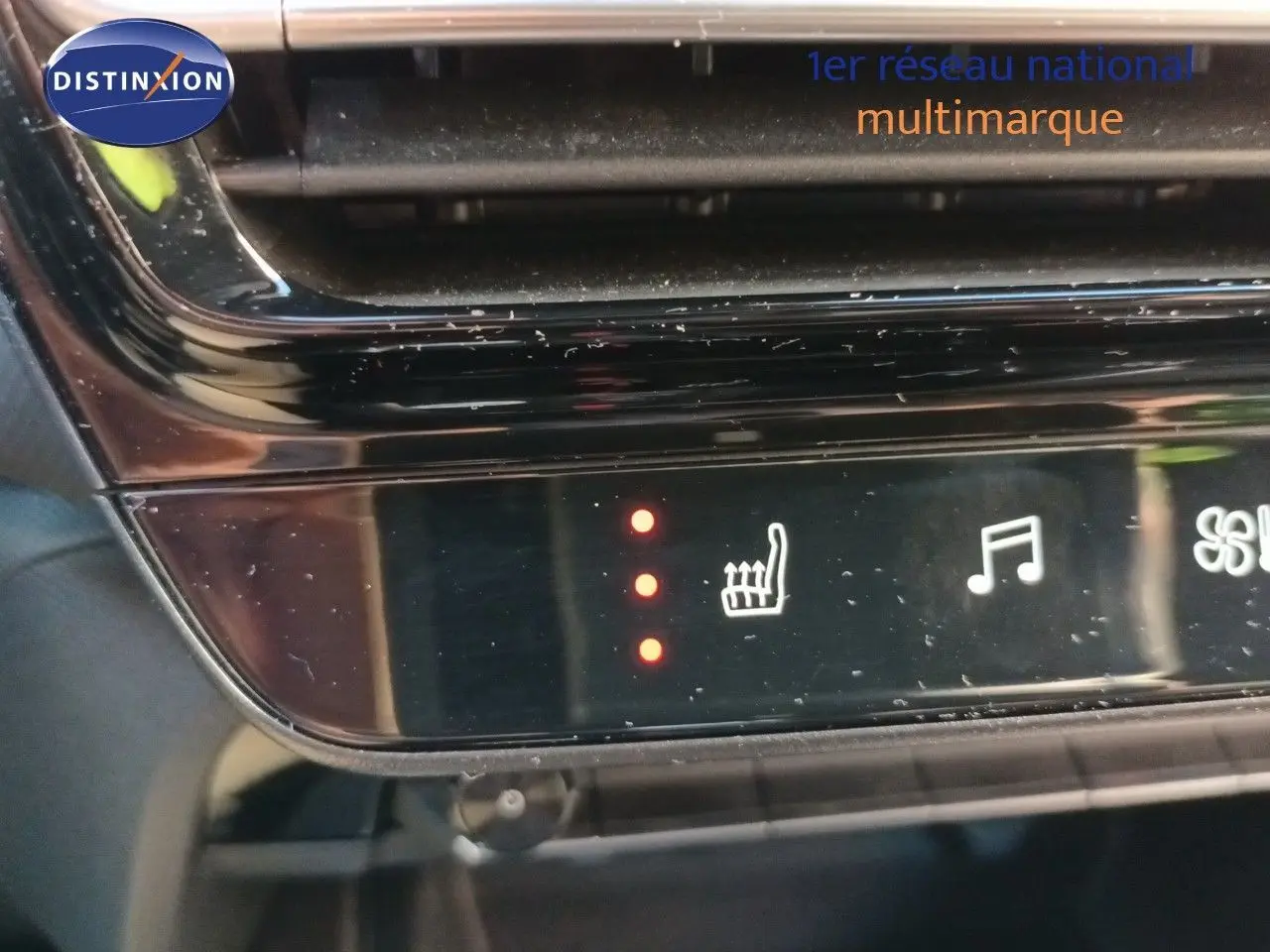 Gros plan sur la console centrale tactile du Citroën C5 Aircross gris platinium, affichant la commande de siège chauffant.