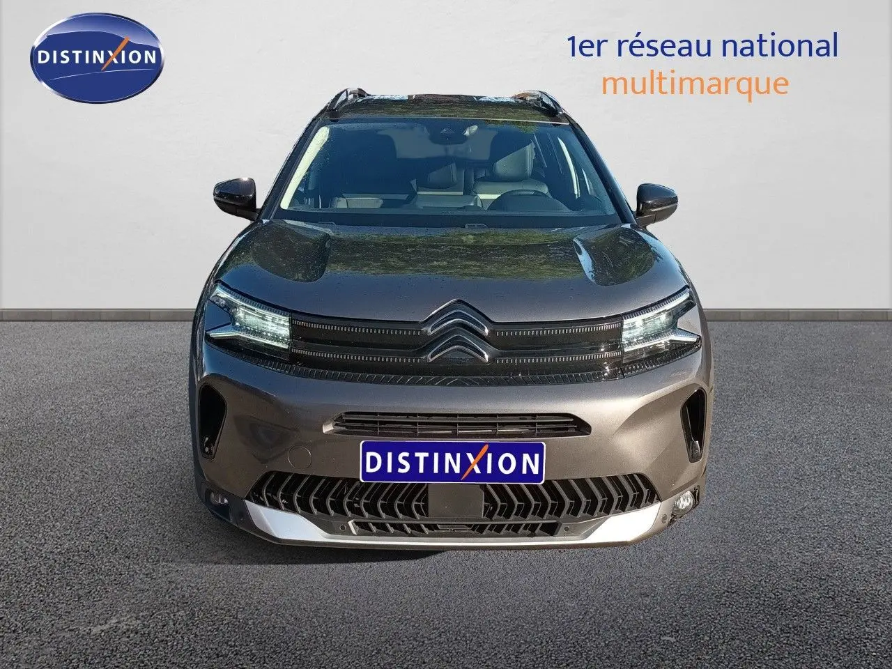 Vue frontale du Citroën C5 Aircross gris platinium métal 2025 avec calandre distinctive et feux LED allumés.