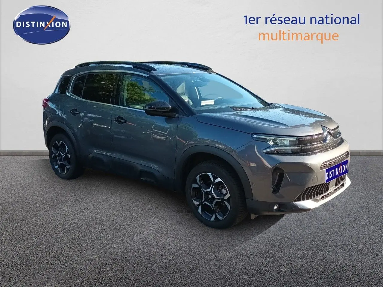 Citroën C5 Aircross gris platinium métal en 3/4 avant droit, avec jantes bicolores et toit noir.