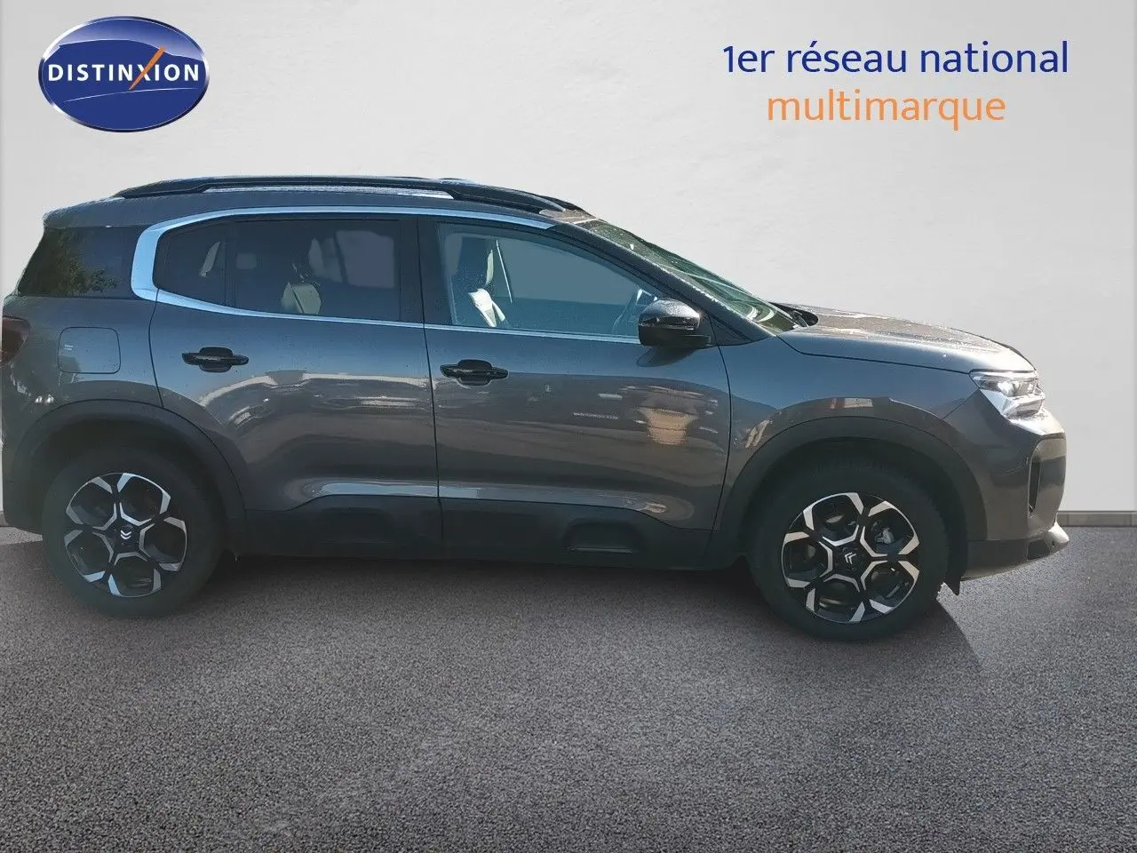 Profil droit du Citroën C5 Aircross gris platinium métal avec jantes noires et toit noir contrasté.