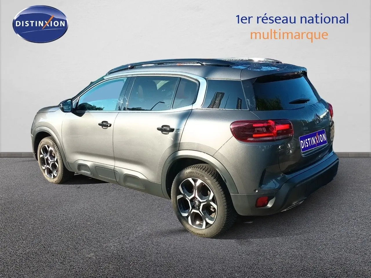 Citroën C5 Aircross gris platinium métal vue 3/4 arrière côté droit, avec jantes bi-ton et vitres teintées.