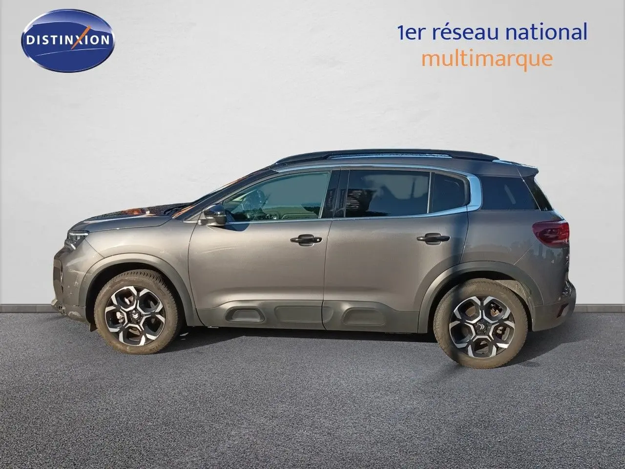 Profil droit du Citroën C5 Aircross gris platinium métallisé, SUV compact avec toit noir et jantes bi-ton.