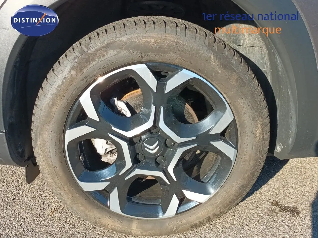 Gros plan sur la roue avant droite du Citroën C5 Aircross gris platinium avec jante alliage bicolore.