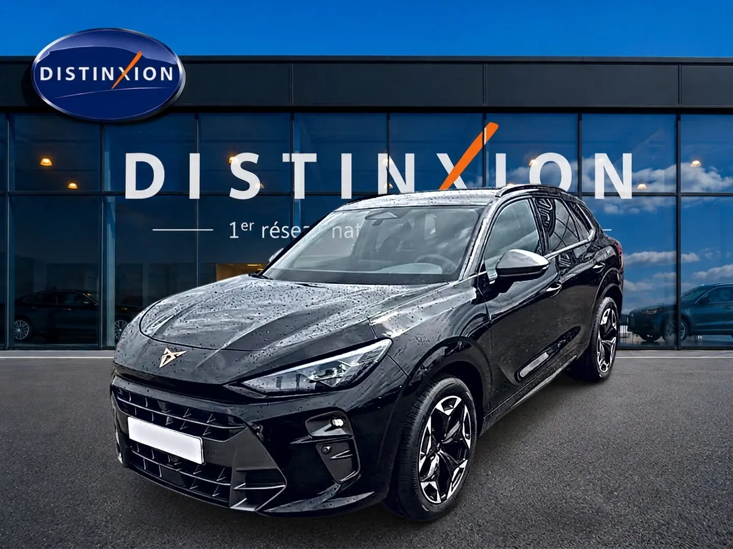 Vue 3/4 avant d'un CUPRA Terramar noir brillant avec jantes alu 19 pouces devant une vitrine Distinxion.