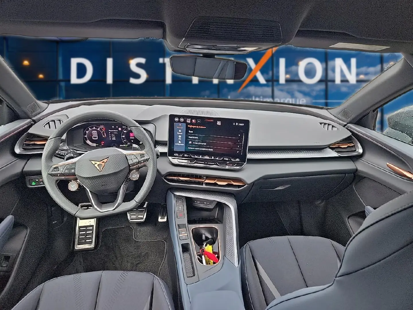 Vue intérieure avant du CUPRA TERRAMAR 2026, tableau de bord moderne noir avec écran tactile et volant sport cuir.