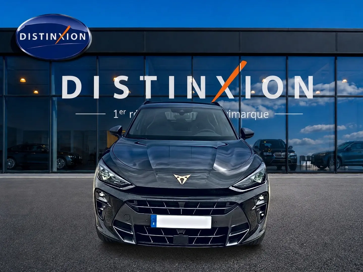 Vue frontale d'un CUPRA TERRAMAR noir 2026 avec logo distinctif et calandre sportive devant une vitrine Distinxion.