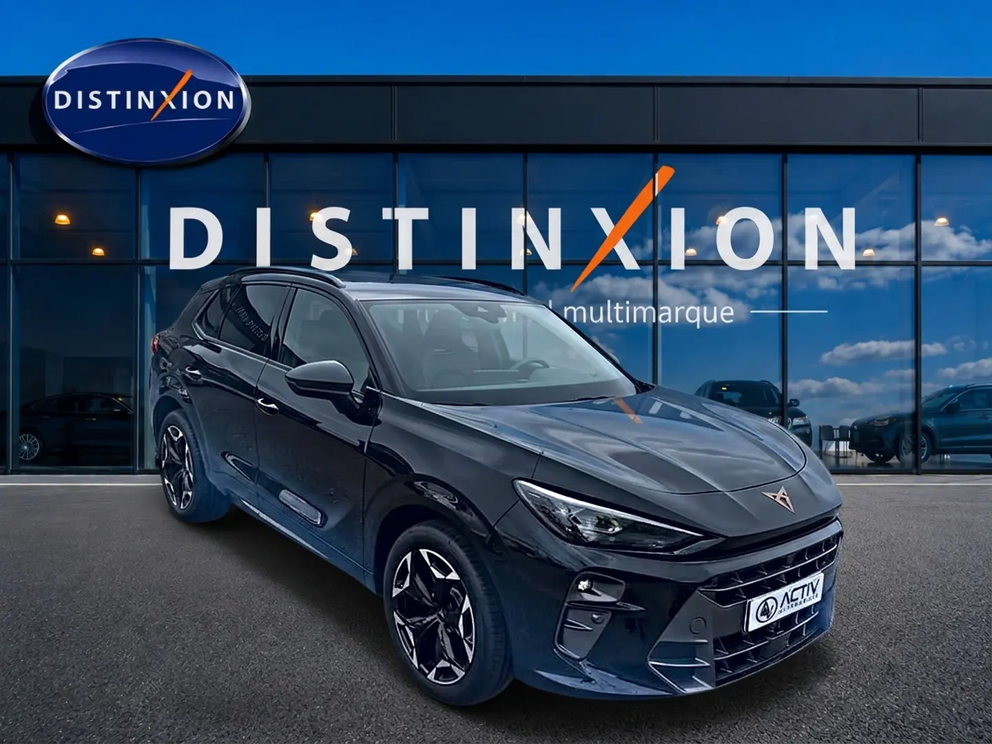 Vue 3/4 avant d'un SUV CUPRA Terramar noir brillant avec jantes alu noires devant une vitrine Distinxion multimarque.