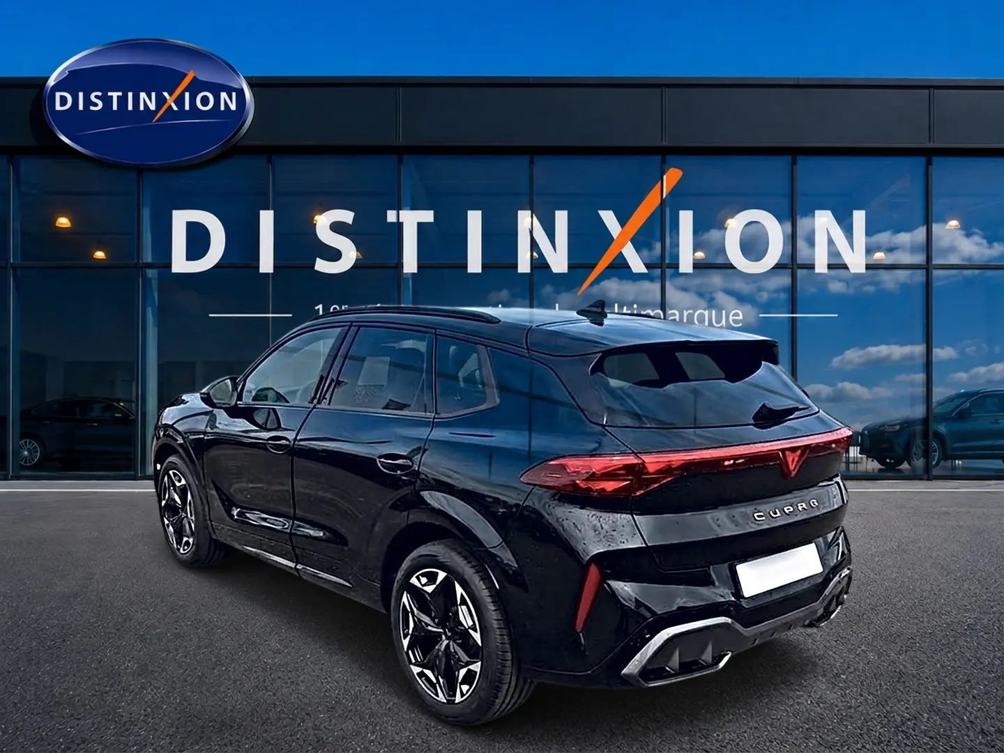 Vue 3/4 arrière droite d'un SUV CUPRA Terramar noir brillant avec feux arrière LED et jantes alu 19 pouces.