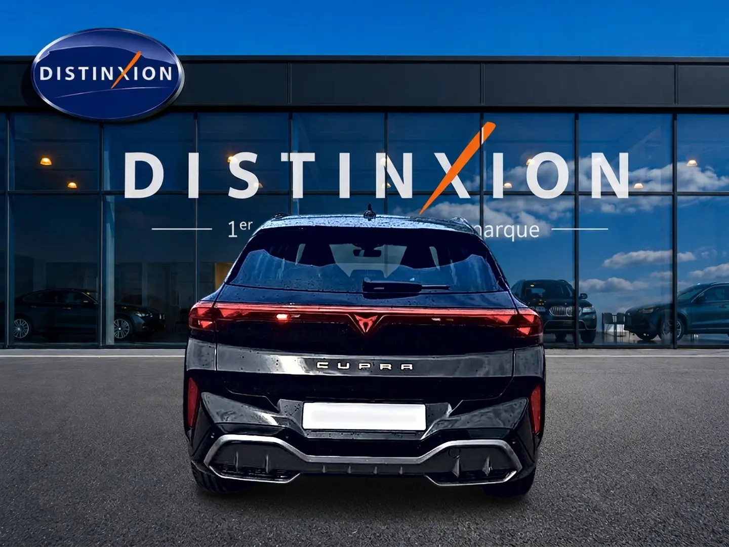 Vue arrière d'une CUPRA TERRAMAR noire 2026 avec feux arrière LED et logo distinctif rouge au centre.
