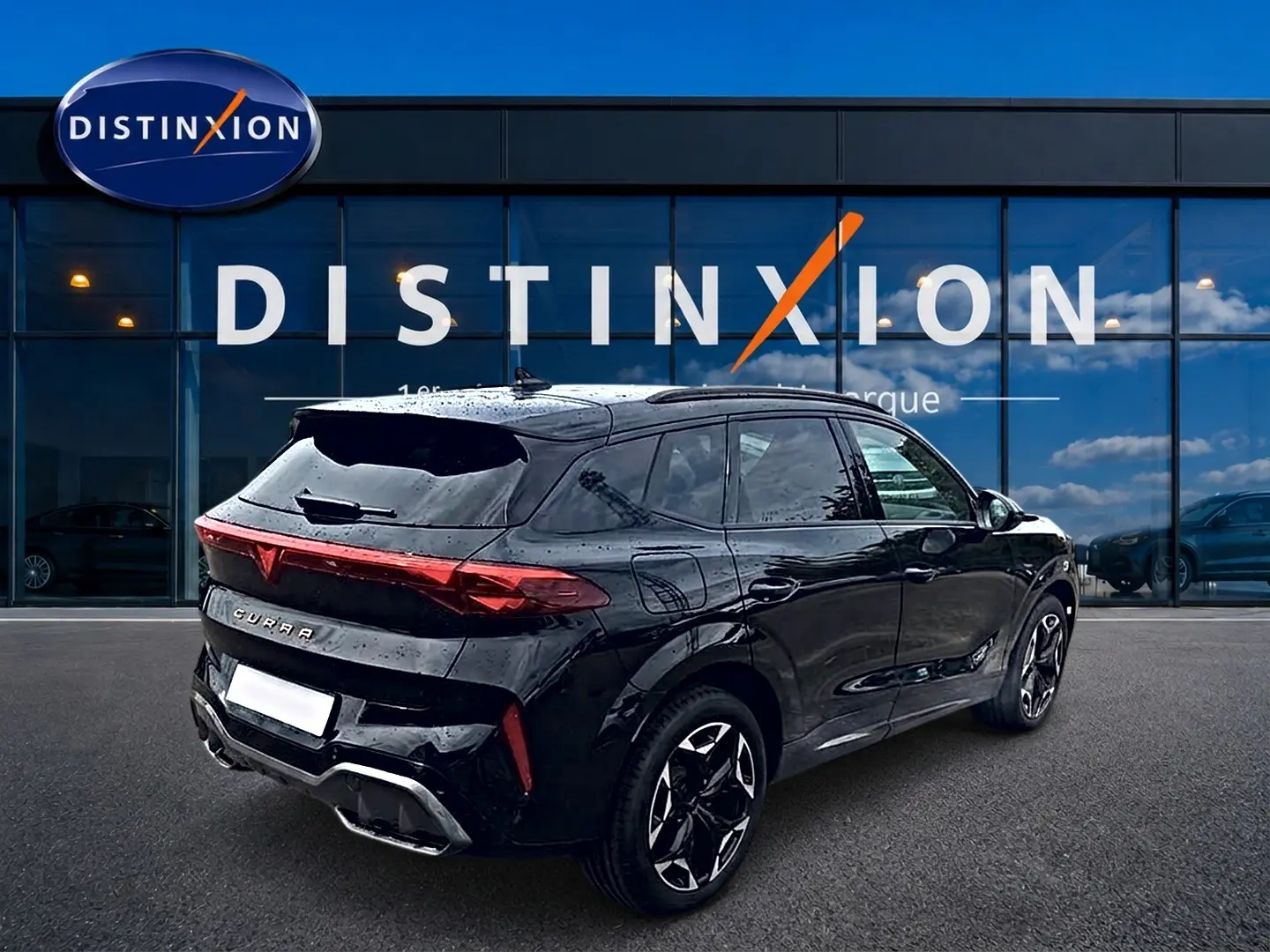 Vue 3/4 arrière droite du CUPRA TERRAMAR noir brillant avec feux arrière LED et jantes alu 19 pouces.