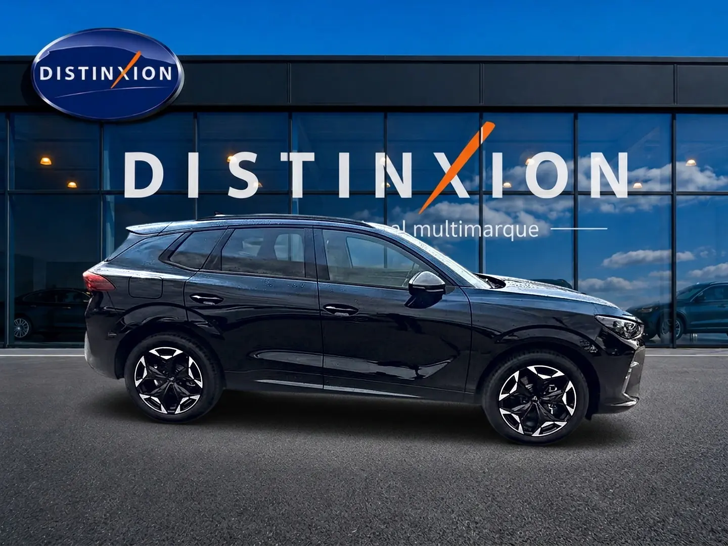 Vue latérale droite d'un CUPRA TERRAMAR noir 2026 avec jantes alu noires et détails sportifs visibles.