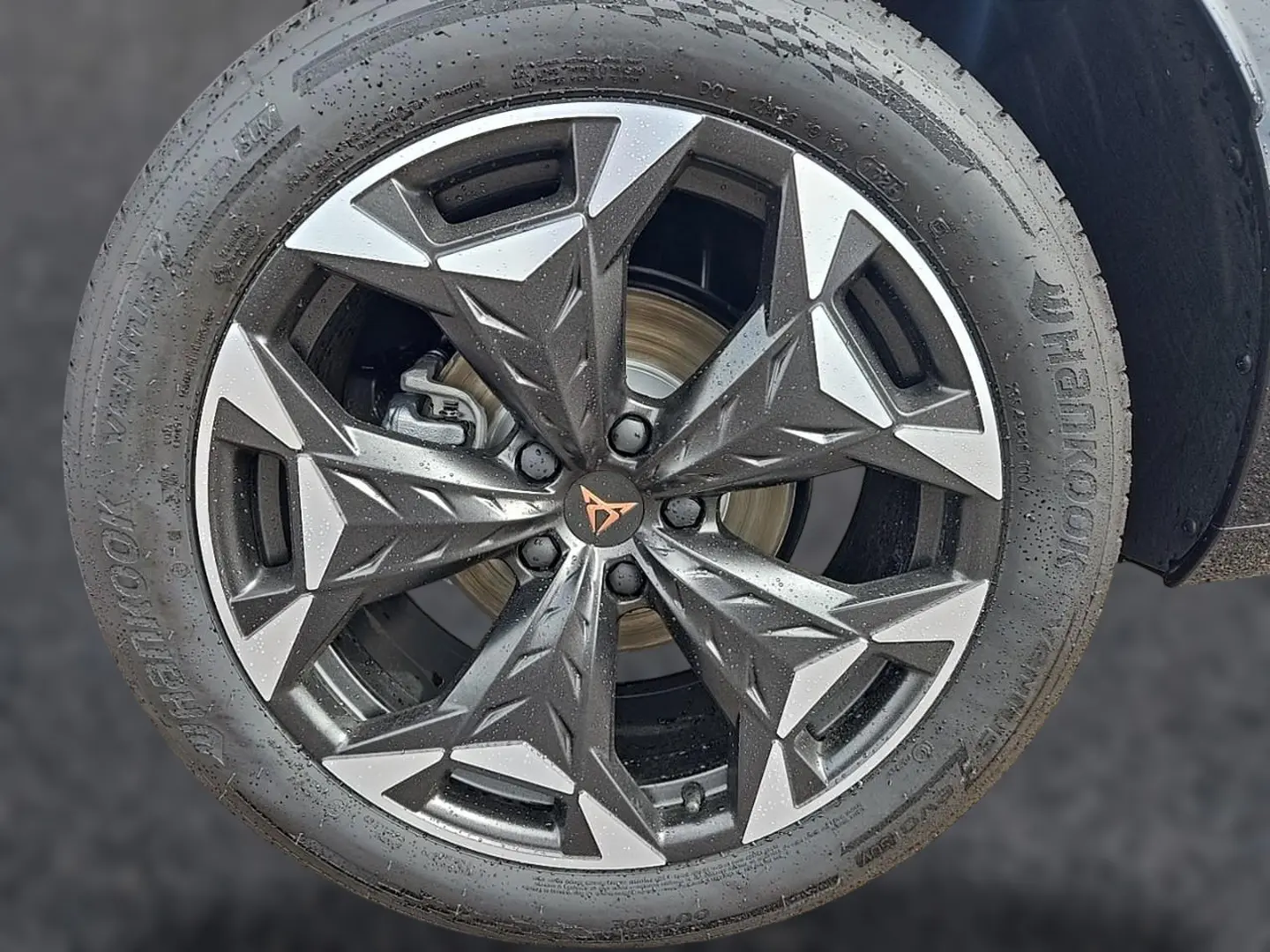 Gros plan sur la jante alu 19 pouces noire et argentée du CUPRA TERRAMAR 1.5 etsi hybrid 2026 avec logo central orange.