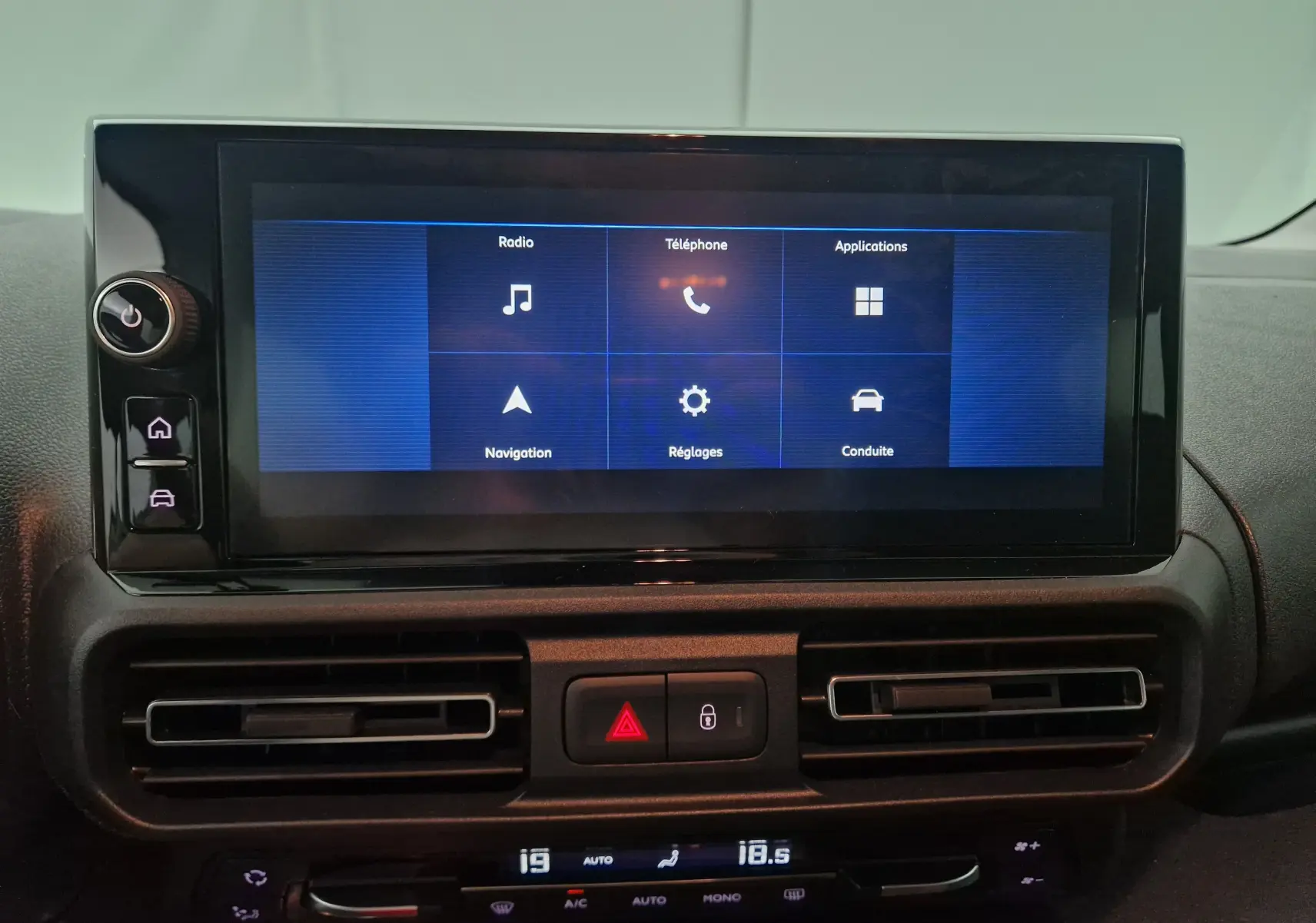 Écran tactile central du tableau de bord de l'Opel Combo Life avec menu radio, téléphone et navigation visible.