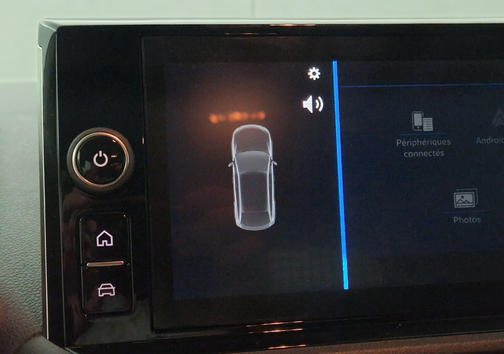 Écran tactile intérieur de l'Opel Combo Life gris Artense montrant l'interface de contrôle avec icône voiture vue de dessus.