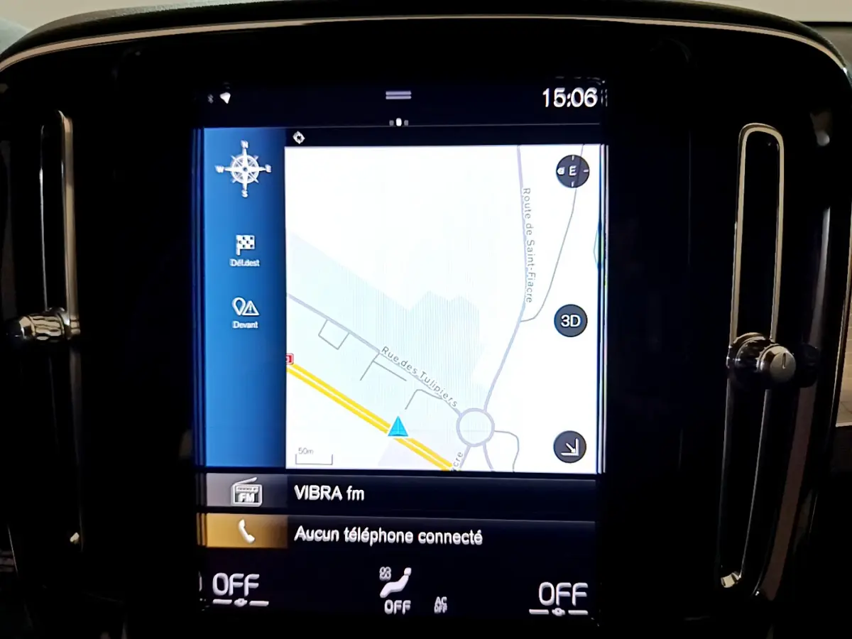 Écran tactile de navigation 9 pouces du Volvo XC40 T2 Momentum 2020, affichant une carte routière.