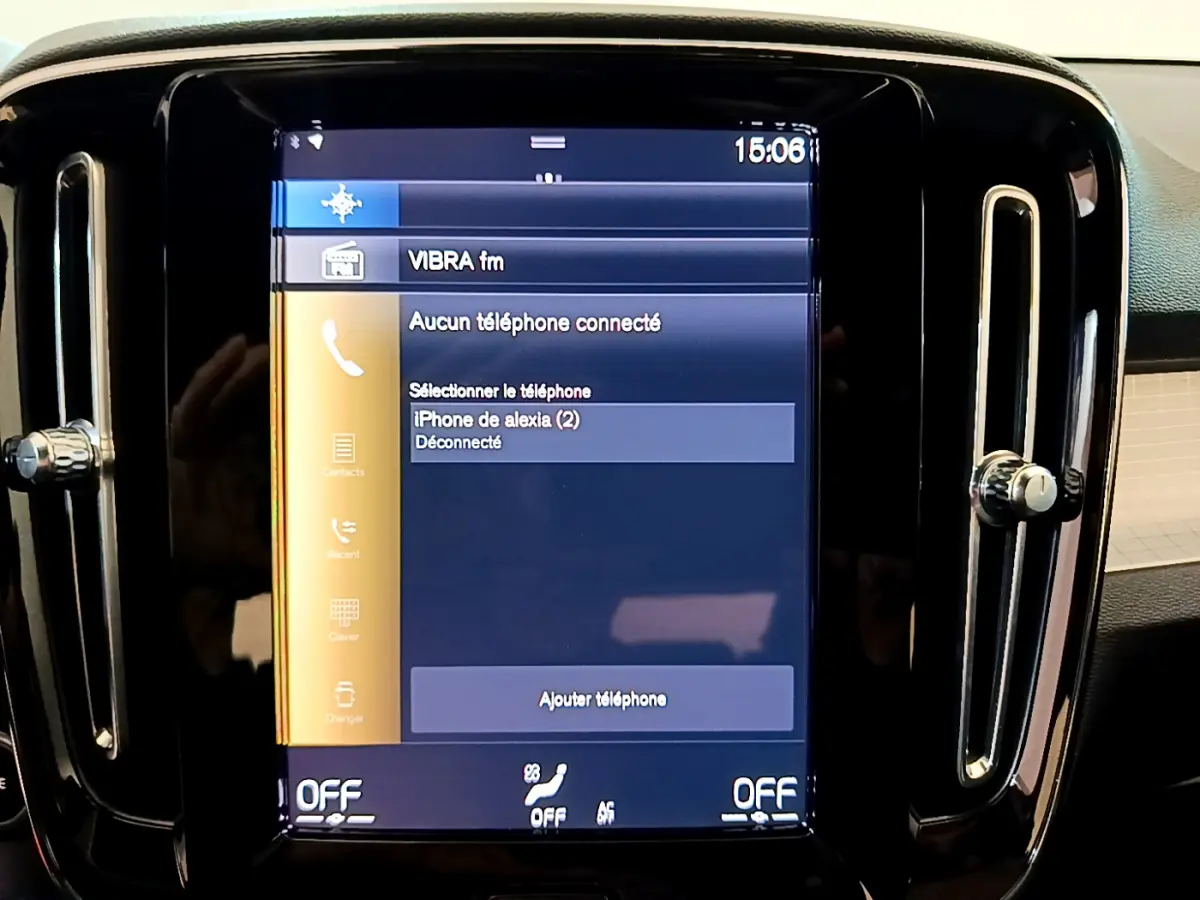 Écran tactile central du tableau de bord du Volvo XC40 T2 129 Momentum, affichant la connexion Bluetooth téléphone.