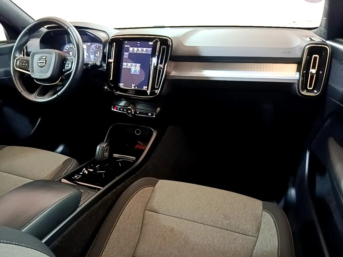 Intérieur avant de la Volvo XC40 T2 Momentum 2020, vue côté conducteur, tableau de bord moderne avec écran tactile vertical.