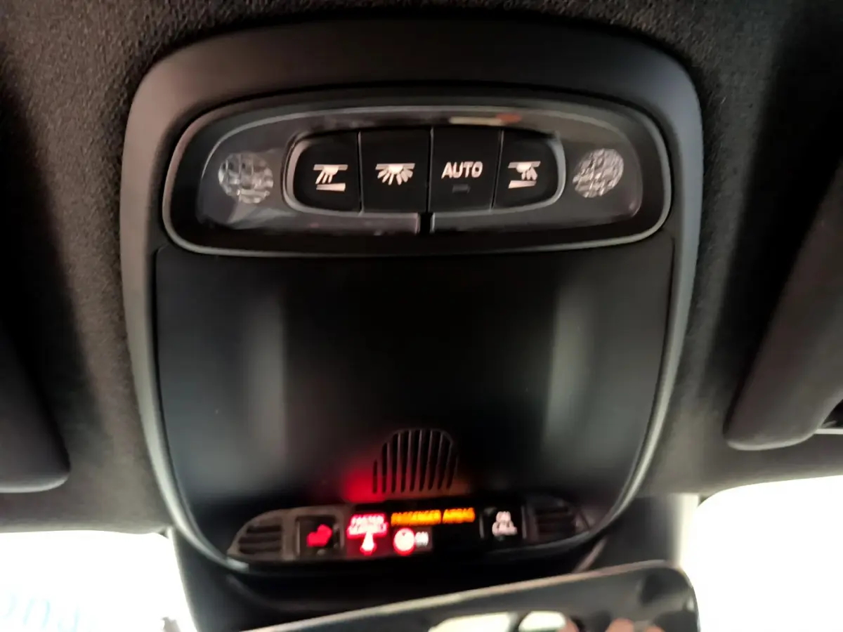 Gros plan sur le plafonnier intérieur noir du Volvo XC40 T2 2020 avec commandes d’éclairage et affichage d’alerte rouge.