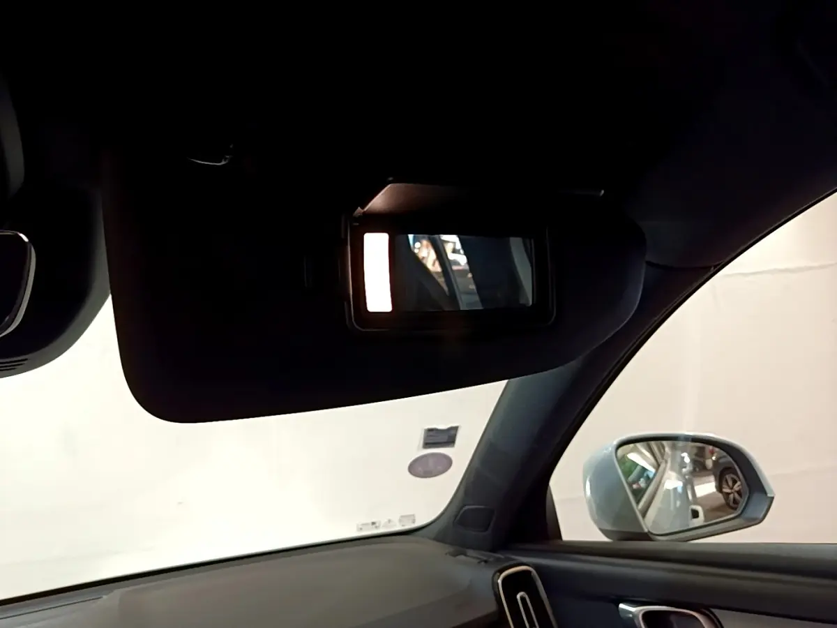 Détail du pare-soleil côté conducteur avec miroir éclairé dans l'habitacle gris du Volvo XC40 T2 2020