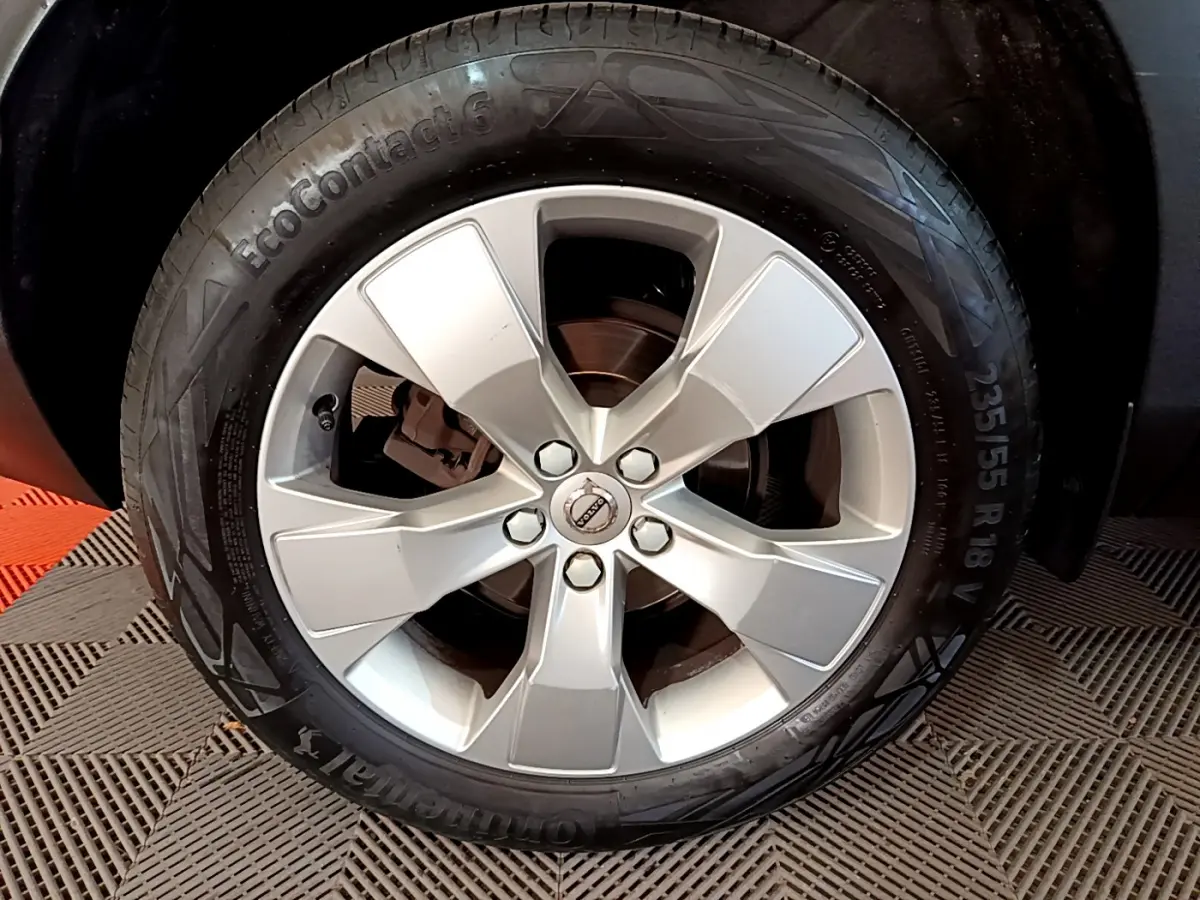 Gros plan sur la jante alliage argentée et le pneu Continental EcoContact 6 du Volvo XC40 gris clair côté gauche.