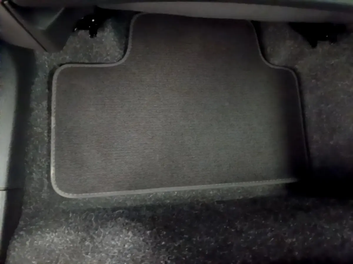 Tapis de sol gris foncé côté conducteur du Volvo XC40 T2 Momentum 2020, vue rapprochée intérieure au sol