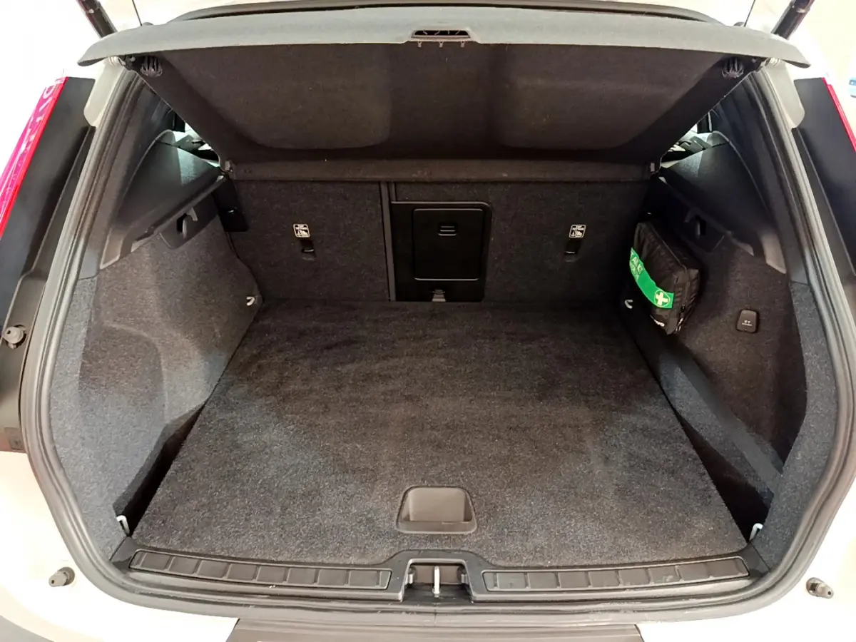Coffre ouvert du Volvo XC40 T2 Momentum 2020, vue arrière, intérieur gris foncé avec trousse de secours à droite