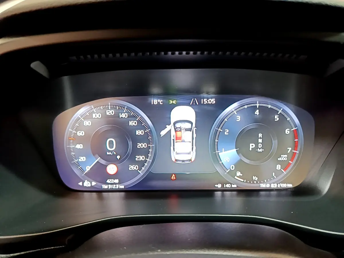 Tableau de bord numérique du Volvo XC40 T2 2020 affichant vitesse, régime moteur et alertes en plein jour.