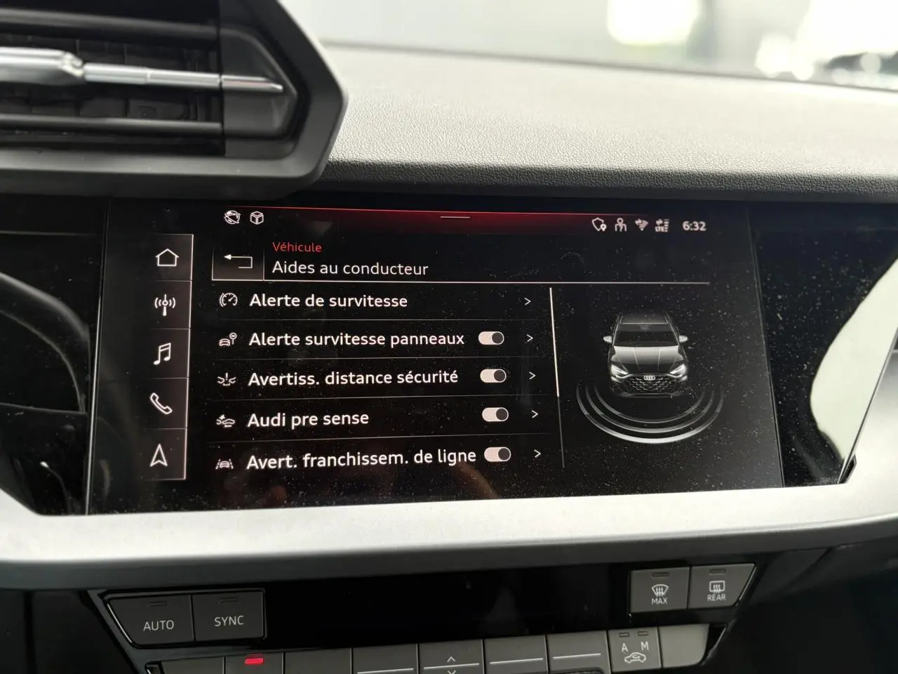 Vue rapprochée de l’écran tactile central de l’Audi A3 Berline 2024 affichant les aides à la conduite.
