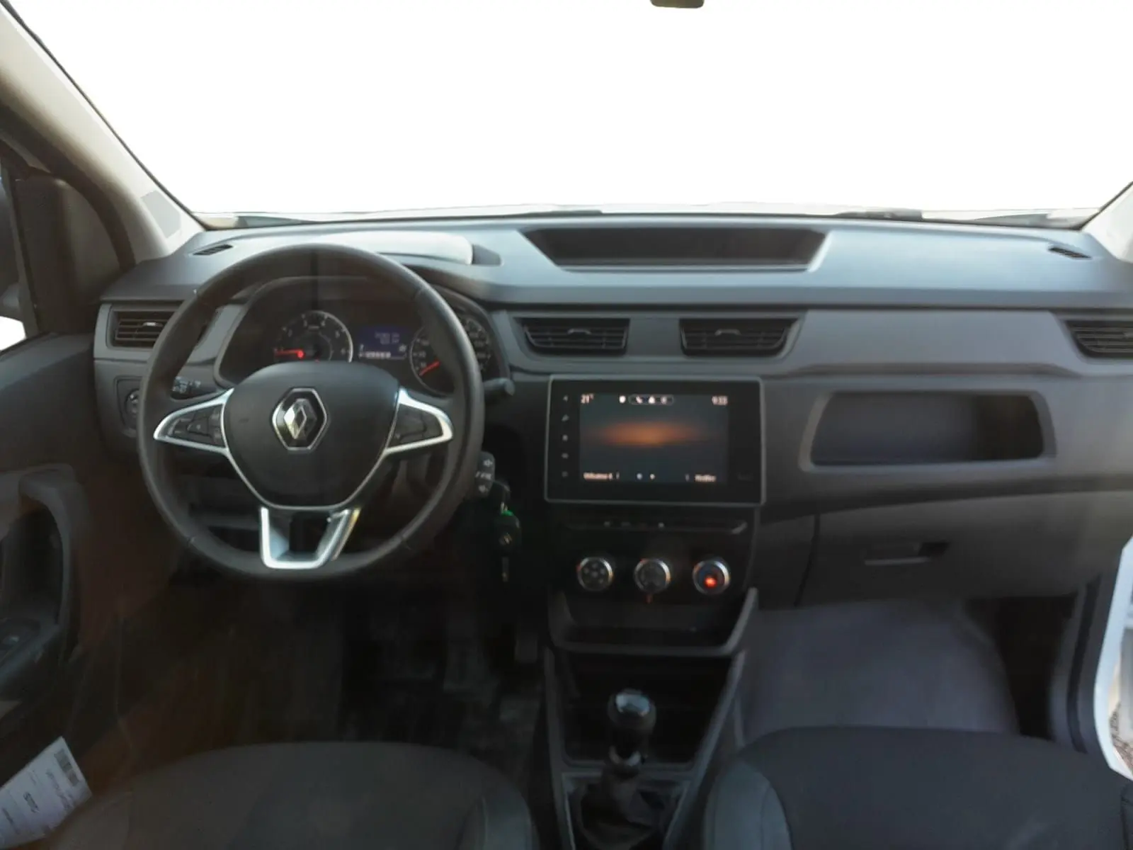 Vue intérieure avant du Renault Express Van blanc 2023, avec tableau de bord moderne et volant multifonction.