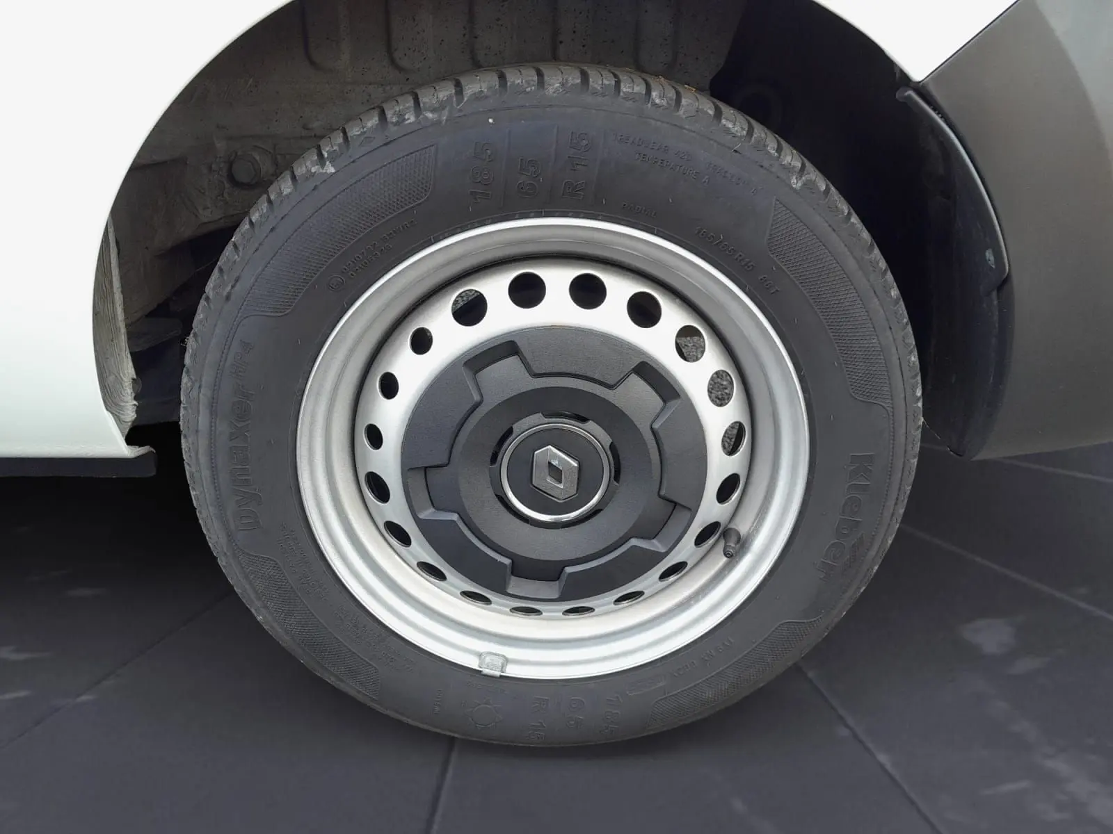 Gros plan sur la roue avant droite blanche du Renault Express Van 2023 avec jante acier et logo Renault central.