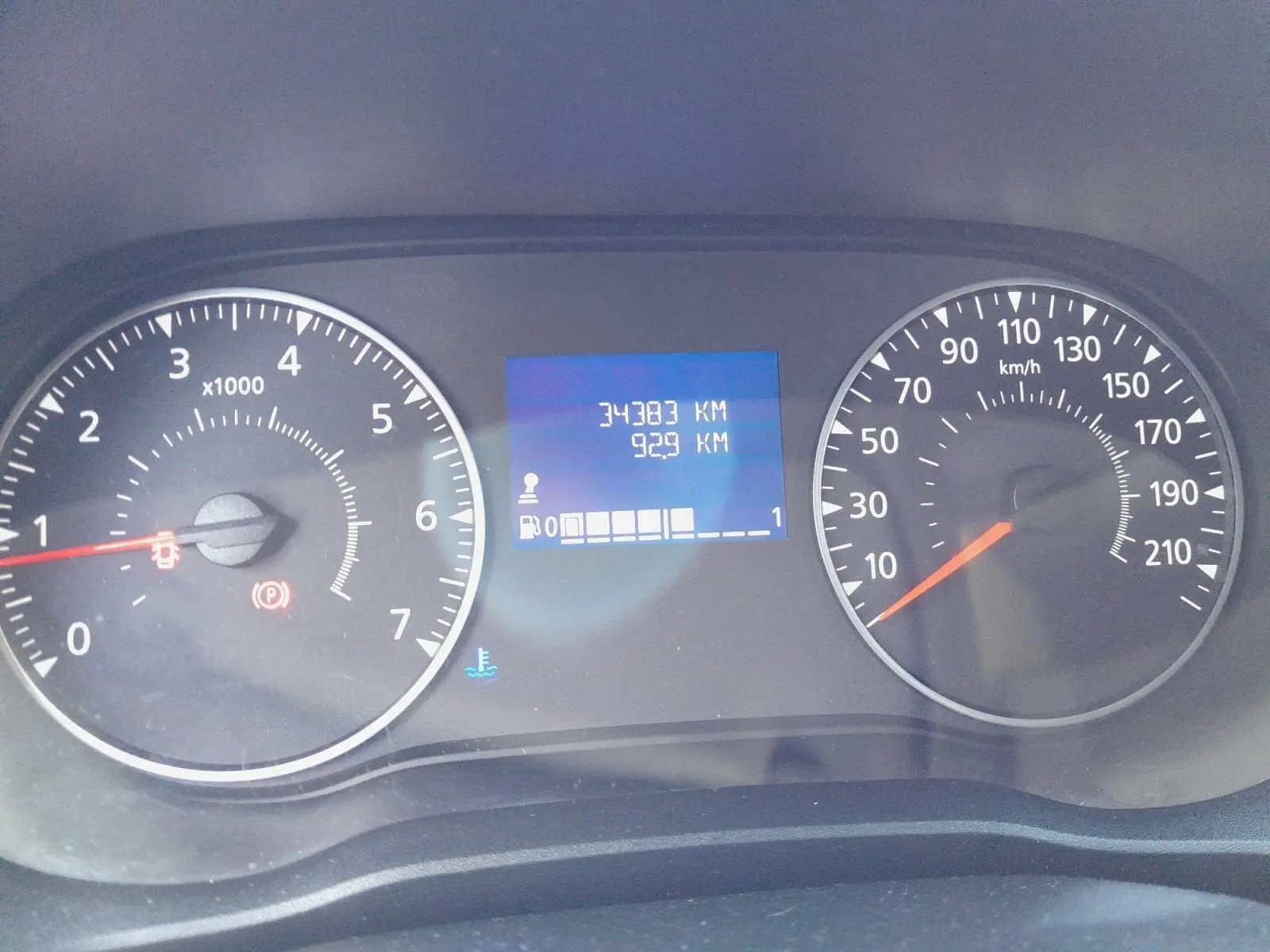 Vue rapprochée du tableau de bord du Renault Express Van blanc 2023, affichant le compteur et l'odomètre numérique.