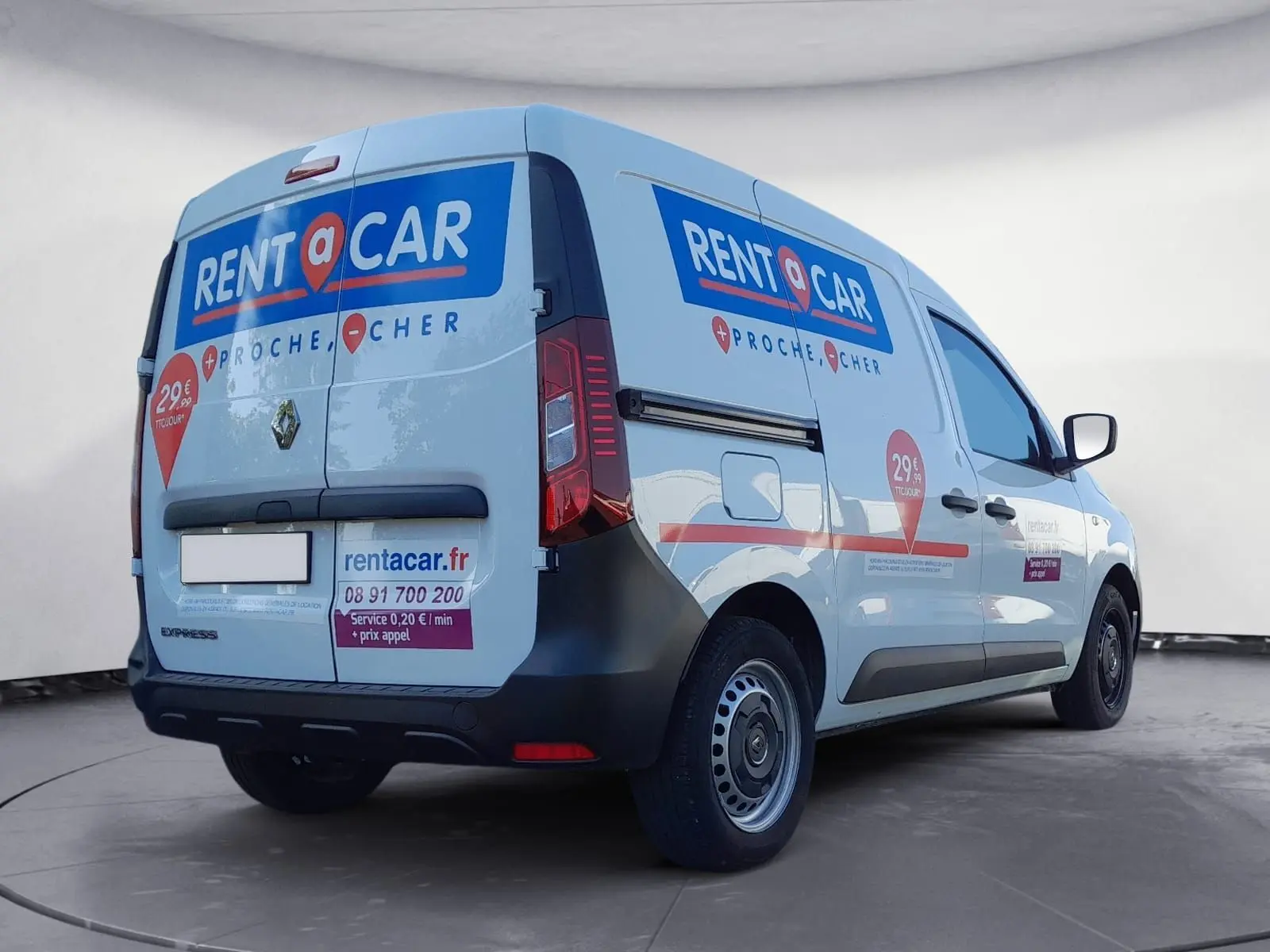 Vue 3/4 arrière droite du Renault Express Van blanc 2023 avec marquage publicitaire Rent a Car et logo Renault visible.