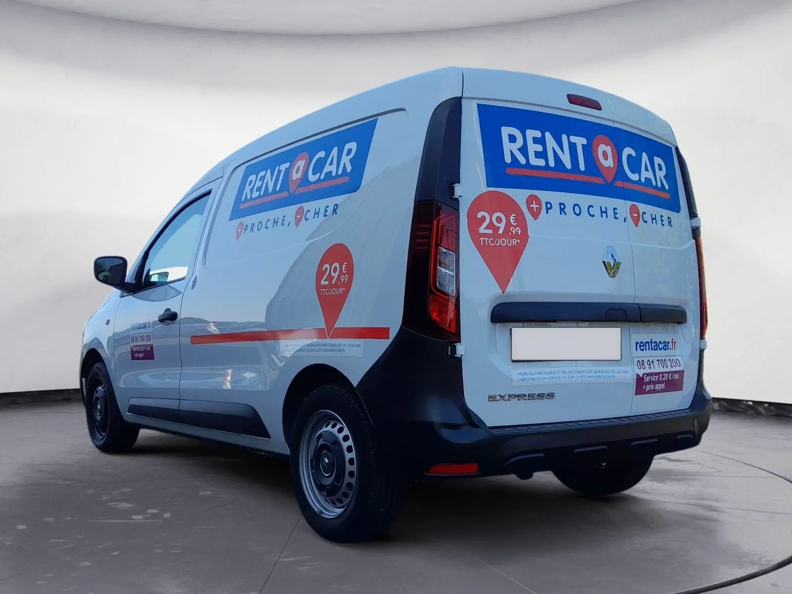 Vue 3/4 arrière droite du Renault Express Van blanc 2023 avec marquage publicitaire Rent a Car et tarifs visibles.