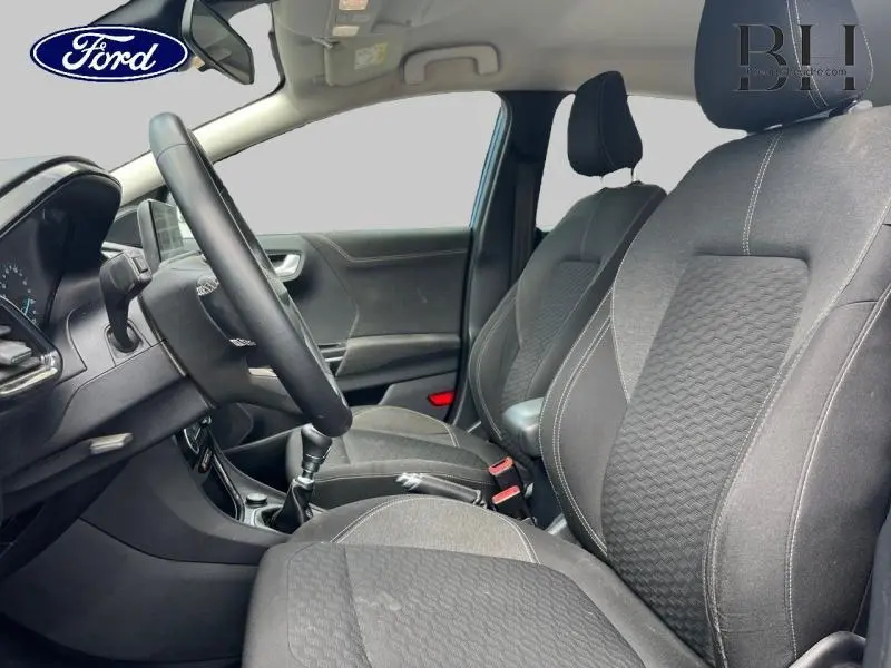 Vue intérieure côté conducteur du Ford Puma 2022 avec sièges tissu gris et volant multifonction noir.