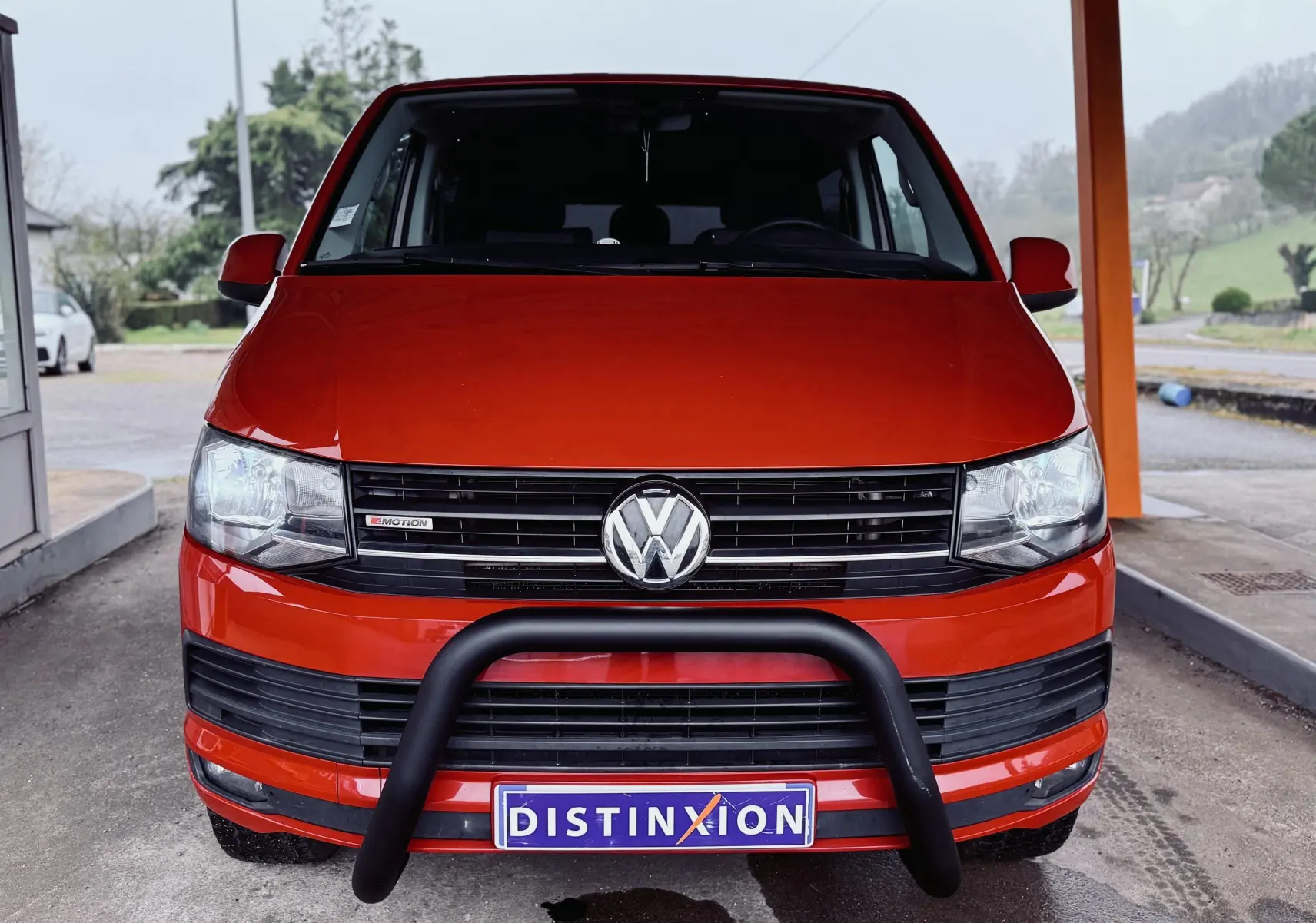 Vue frontale d'un Volkswagen Transporter Chassis Double Cabine rouge 2017 avec pare-buffle noir et logo 4Motion visible.