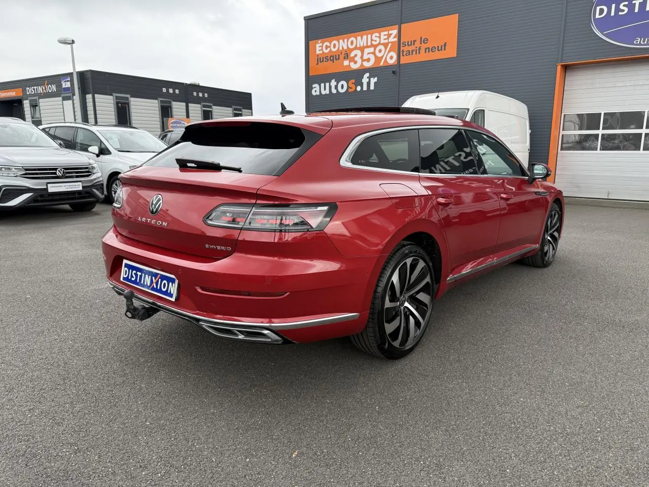 Volkswagen Arteon Shooting Brake rouge Roi vue 3/4 arrière droit avec attelage rabattable et jantes 19 pouces noires.