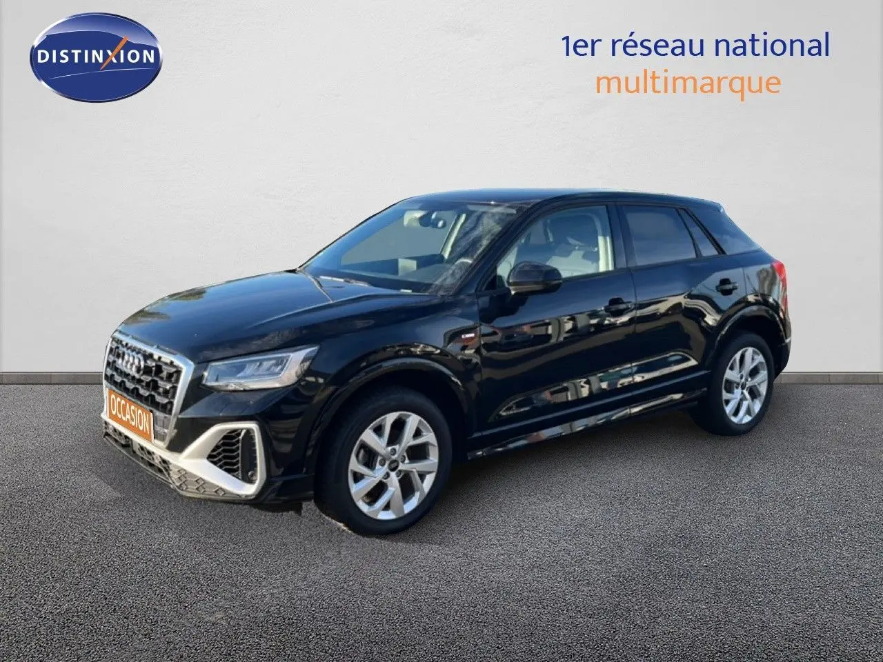 Audi Q2 noir mito metal en vue 3/4 avant droit, mettant en valeur sa calandre S-Line et ses jantes argentées.