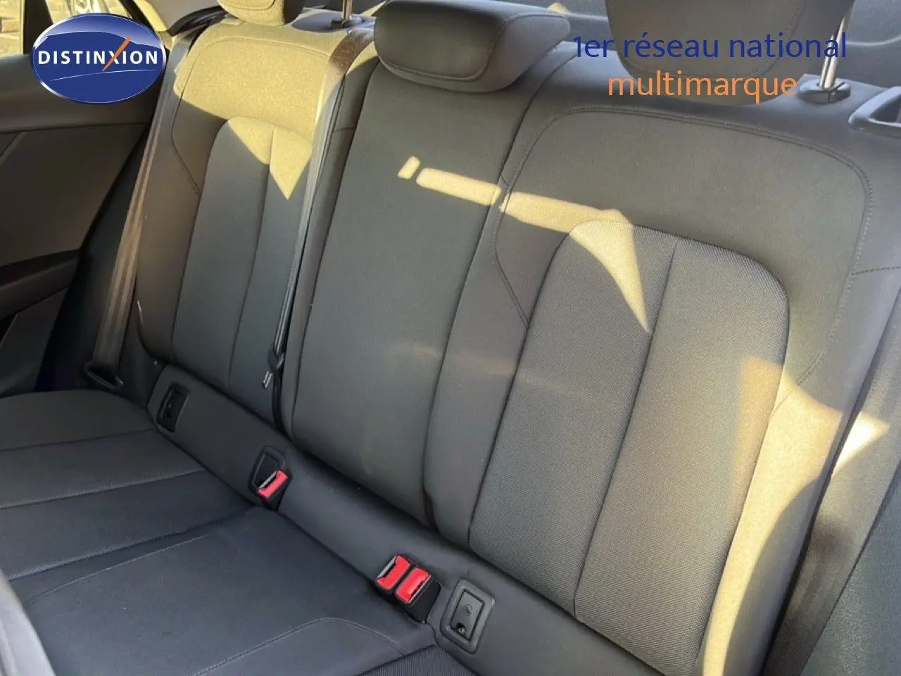 Banquette arrière en tissu noir de l'Audi Q2 35 TFSI S-Line 2023, vue intérieure côté droit.