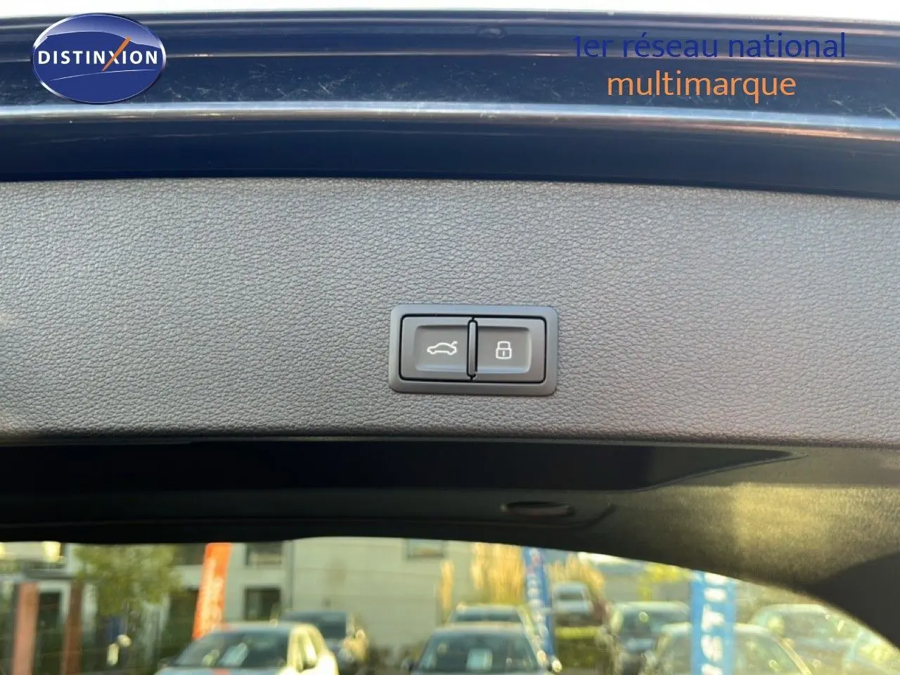 Bouton d'ouverture et de verrouillage électrique du hayon sur la garniture intérieure d'un Audi Q2 noir mito metal.