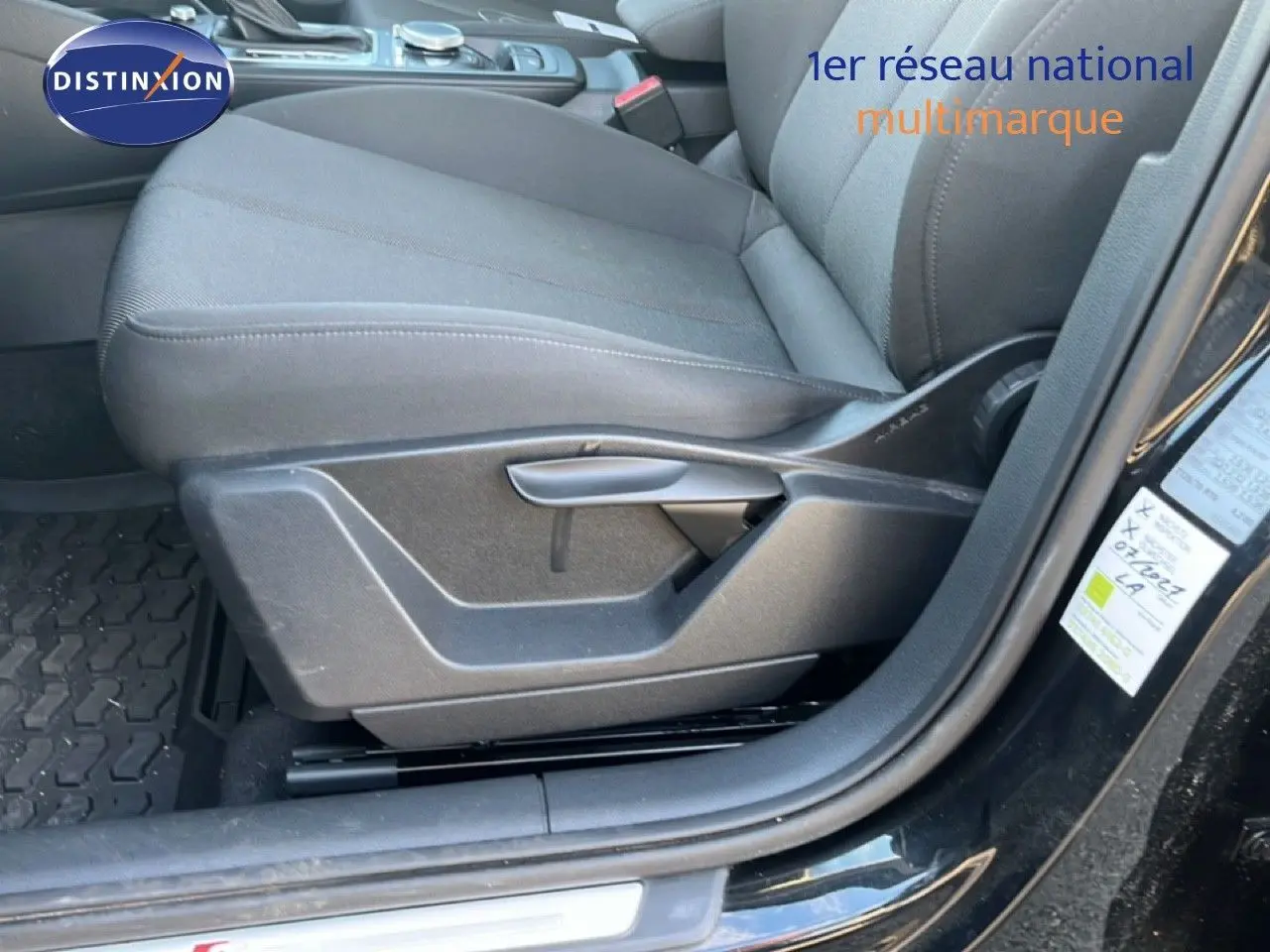 Gros plan sur le siège avant gauche en tissu noir d'un Audi Q2 35 TFSI S-Line noir mito metal, intérieur soigné.