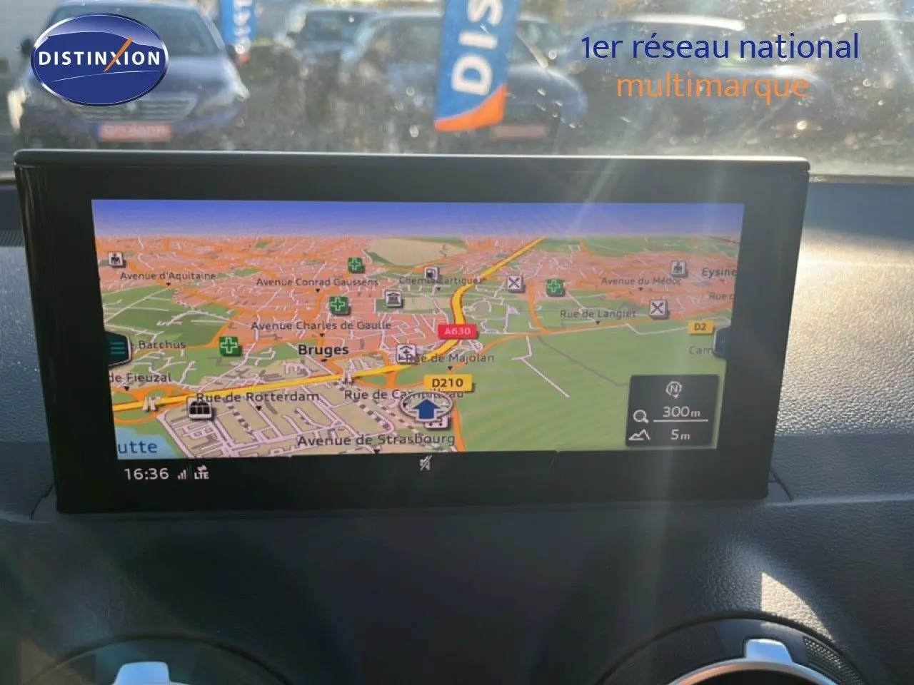 Écran de navigation affichant une carte détaillée dans l'habitacle d'un Audi Q2 noir mito metal 2023.