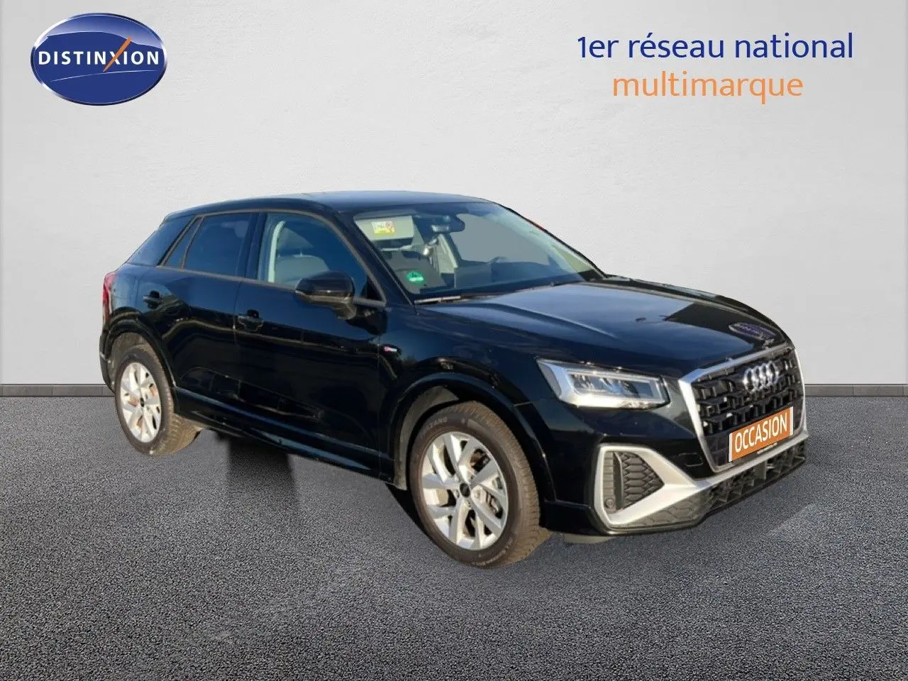 Audi Q2 noir mito metal en 3/4 avant droit, mettant en valeur sa calandre distinctive et ses jantes argentées.